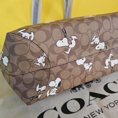 Coach Peanuts Snoopy collaboration Tote Bag Outlet Redwood Beige Black