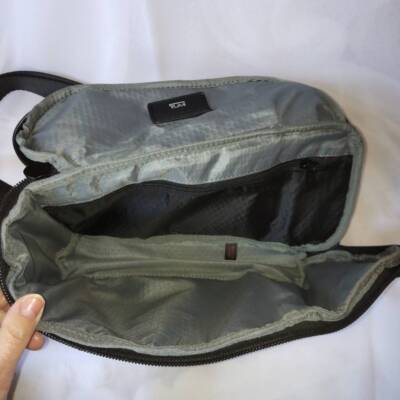 see description Black/Navy TUMI Kelly Sling Body Bag Body Bag One-shoulderpp