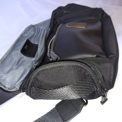 see description Black/Navy TUMI Kelly Sling Body Bag Body Bag One-shoulderpp