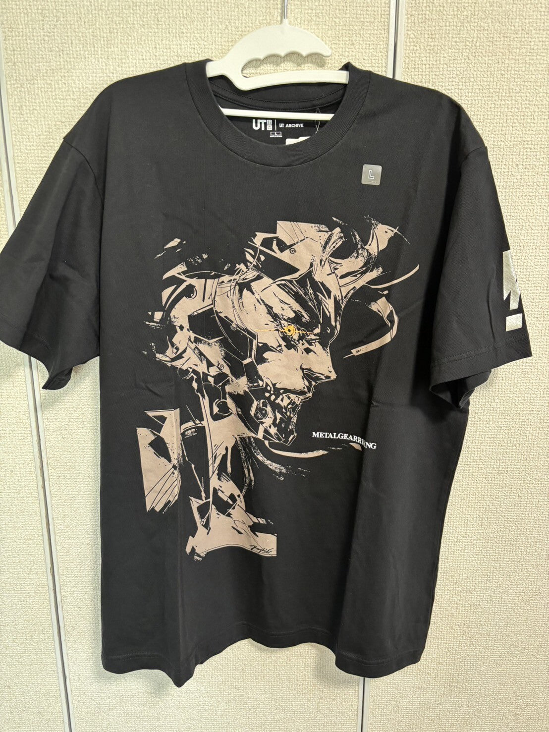 UNIQLO METAL GEAR SOLID ARCHIVE GRAPHIC UT T-SHIRT in Hand black sp