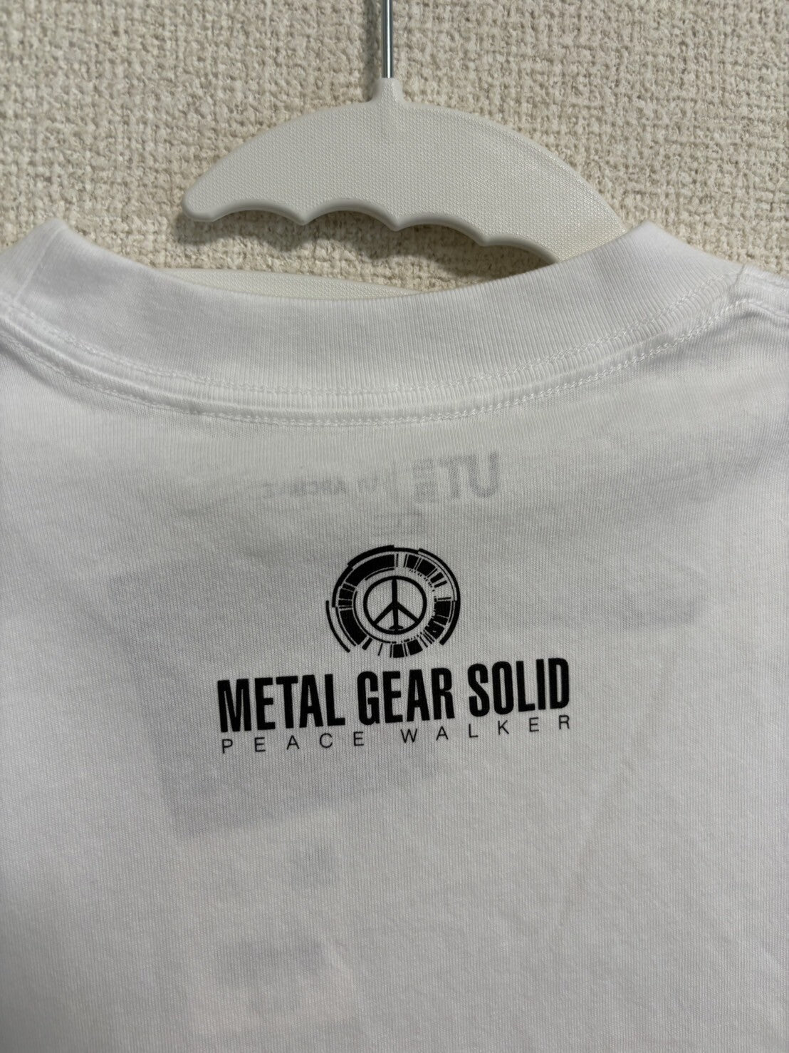 bargain price UNIQLO METAL GEAR SOLID ARCHIVE GRAPHIC UT T-SHIRT in Hand whiteB